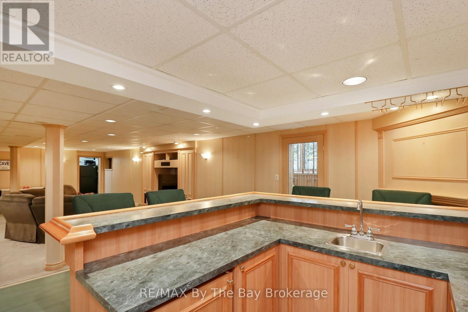 70 FAIRWAY CRESCENT - 40