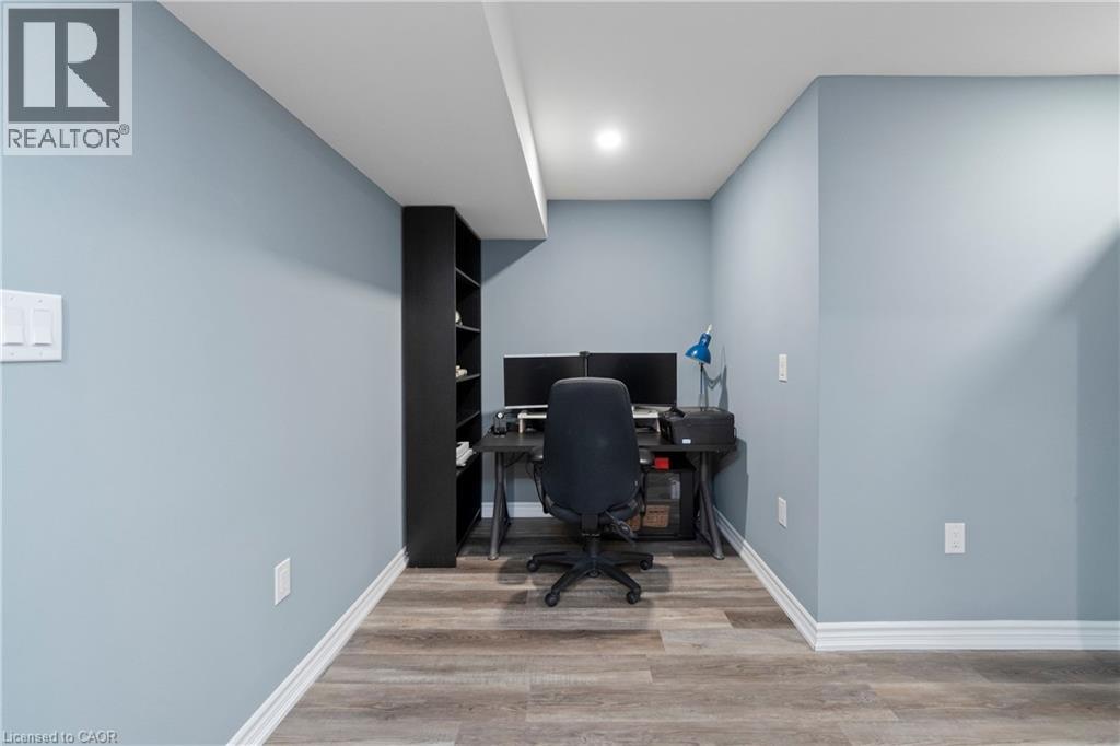 4 MACBEAN Crescent - 38