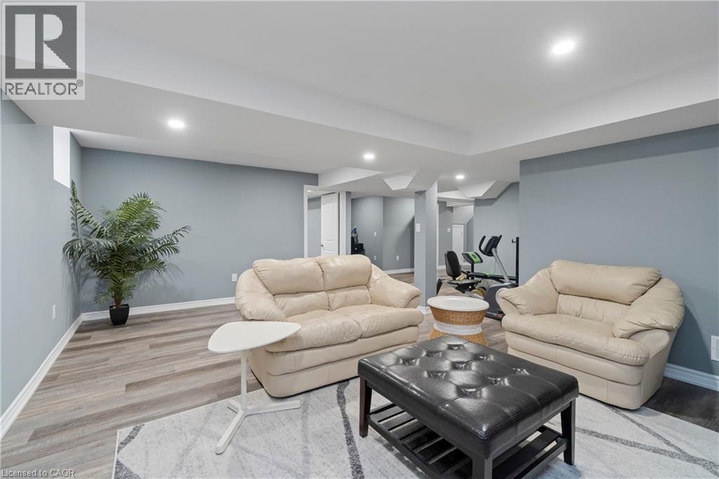 4 MACBEAN Crescent - 36