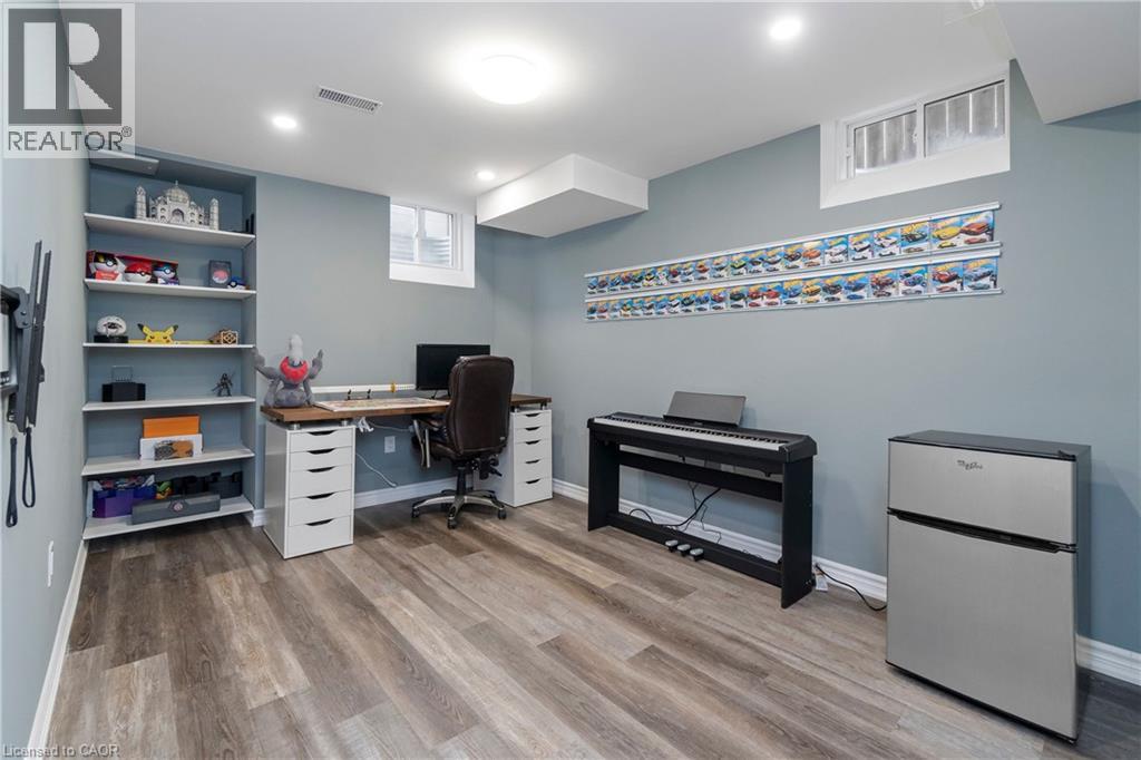 4 MACBEAN Crescent - 37