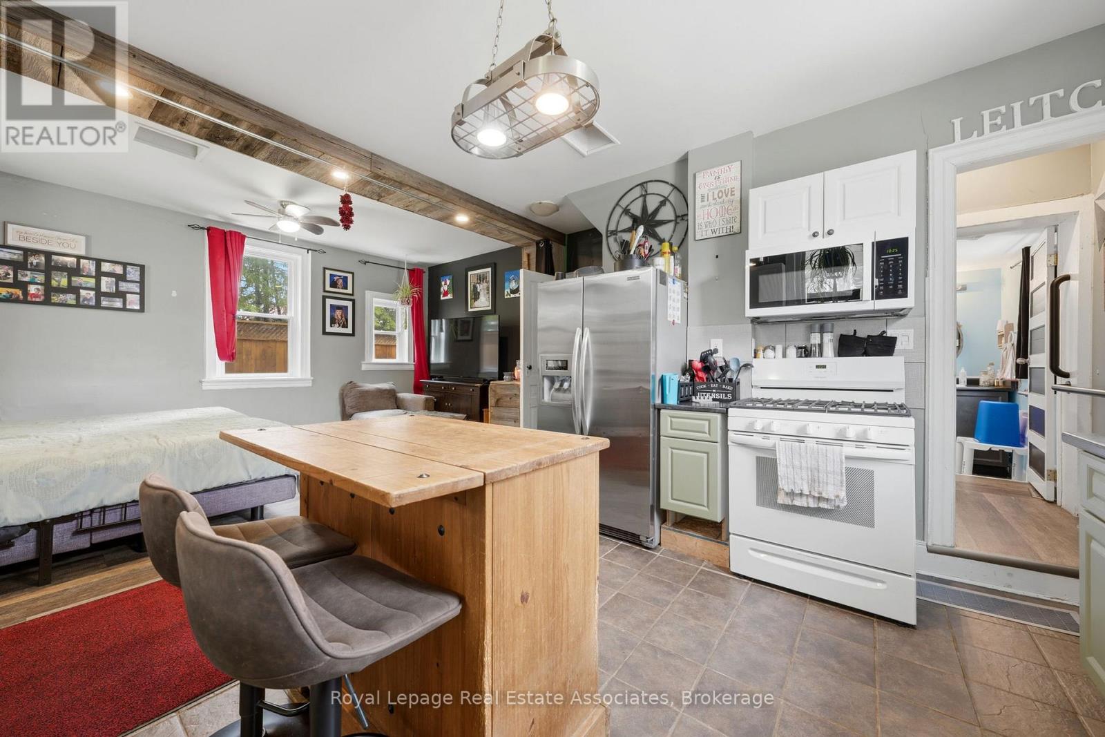 557 MAIN STREET E - 10