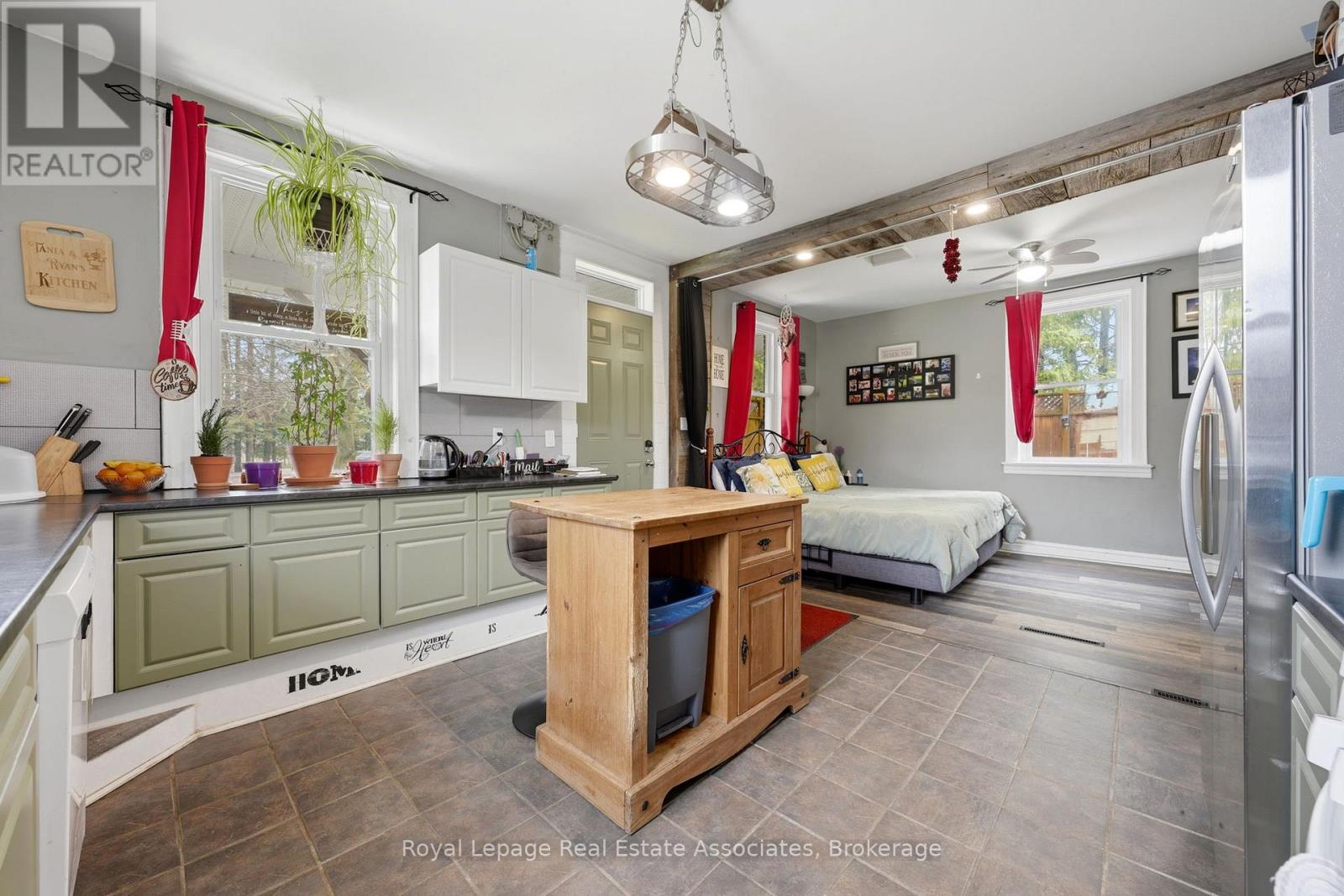 557 MAIN STREET E - 12
