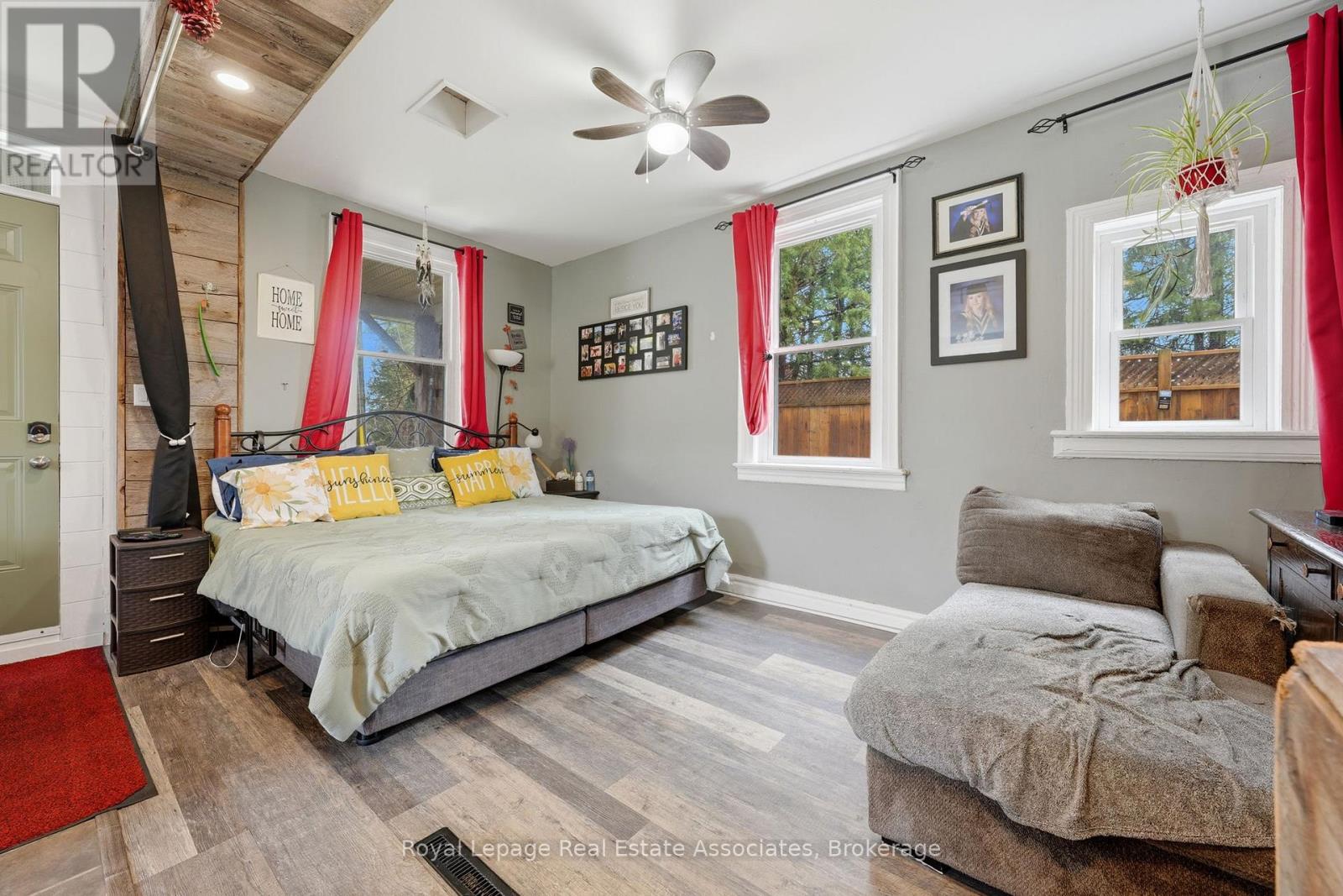 557 MAIN STREET E - 14