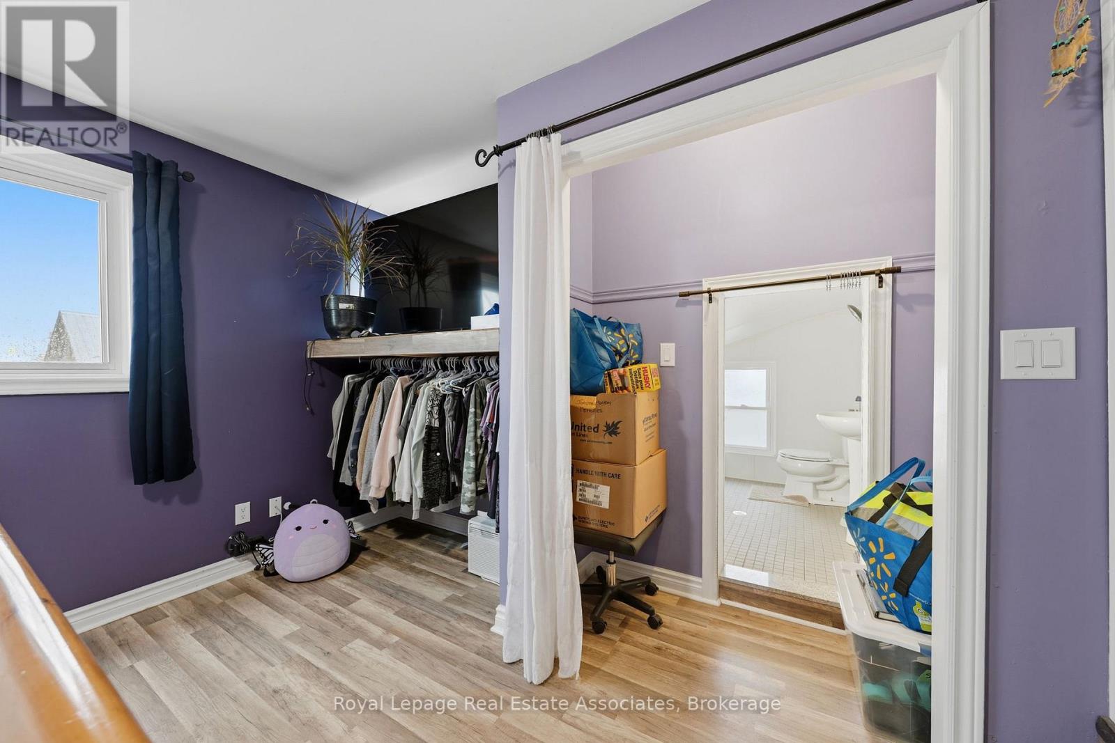 557 MAIN STREET E - 23