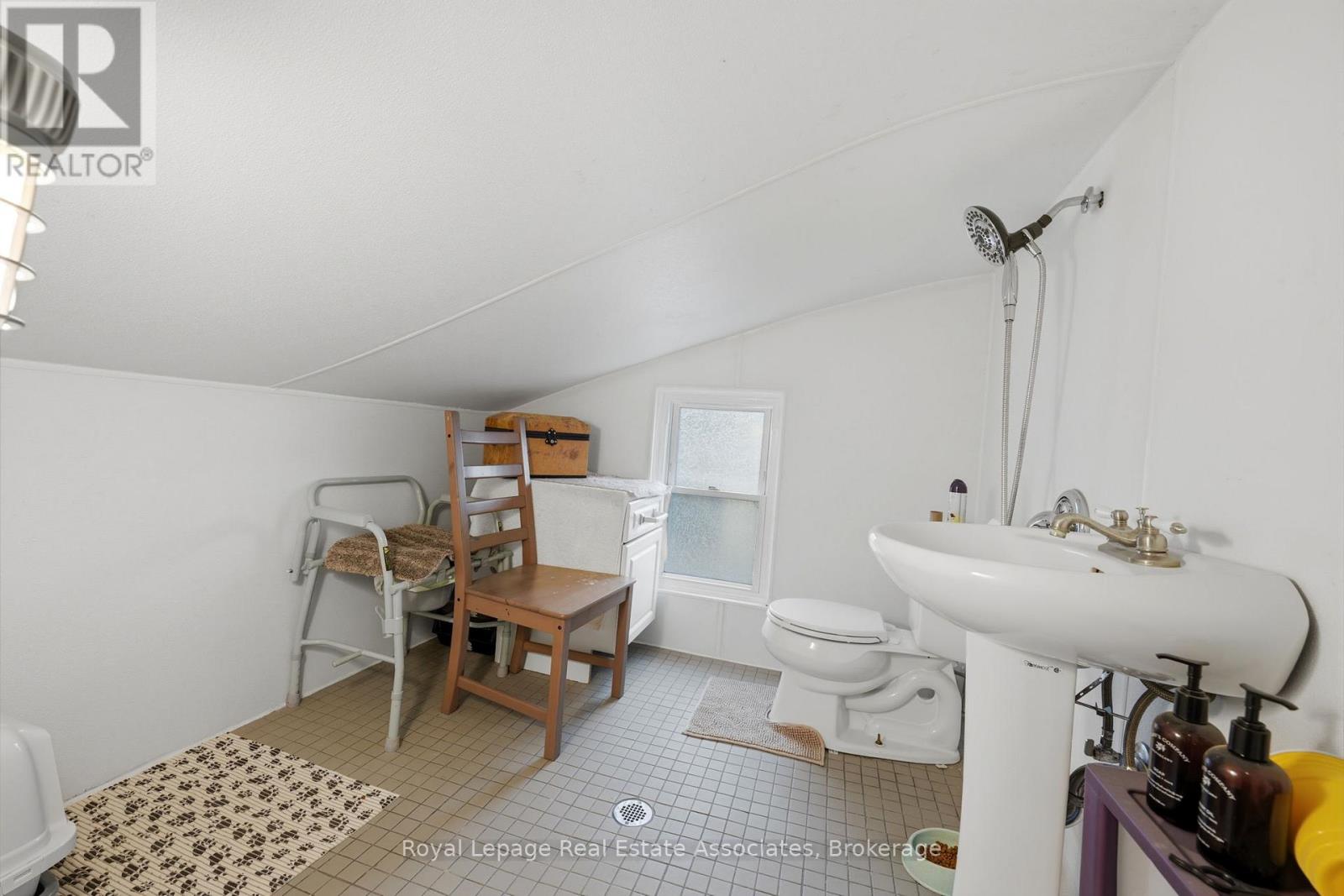 557 MAIN STREET E - 24