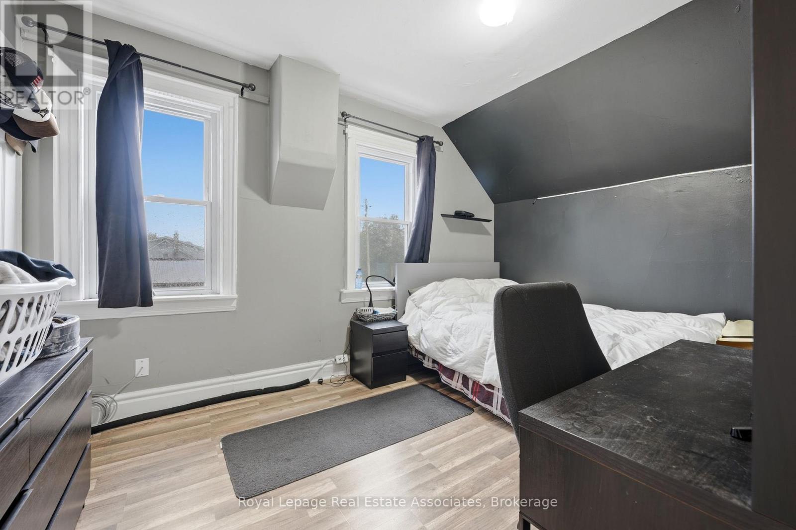 557 MAIN STREET E - 25