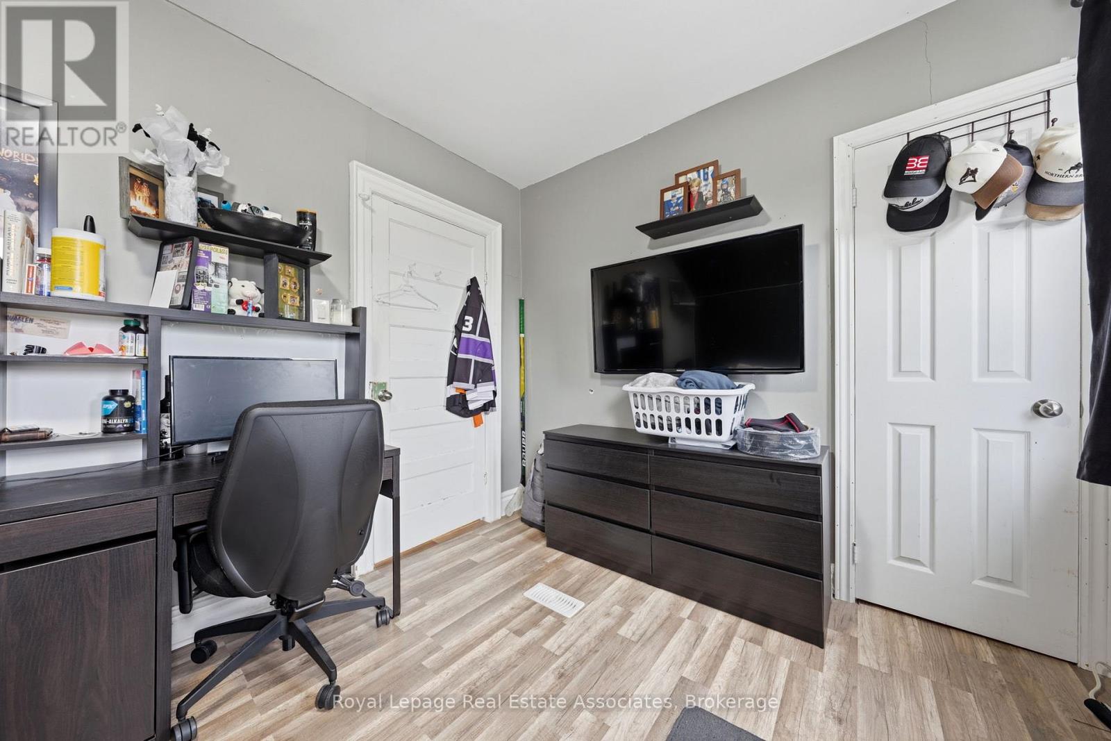 557 MAIN STREET E - 27