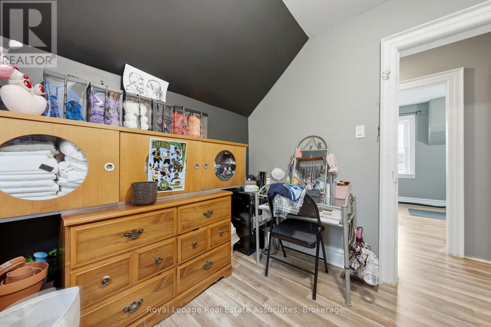 557 MAIN STREET E - 30