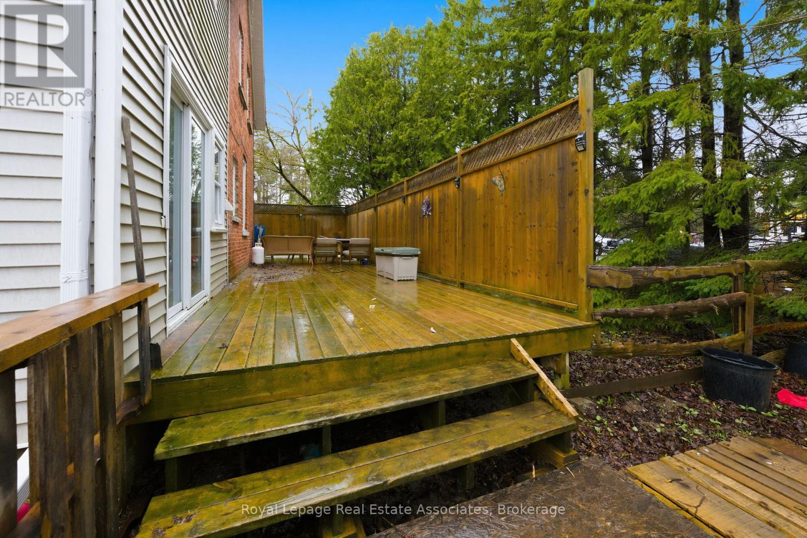 557 MAIN STREET E - 32