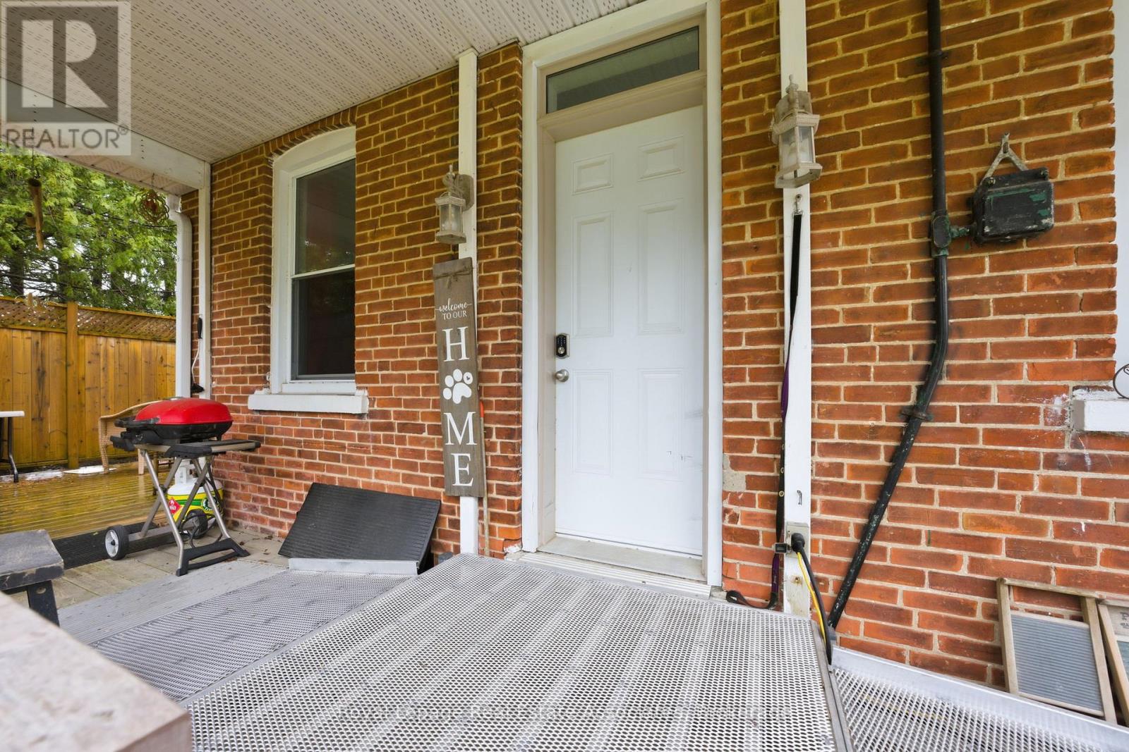 557 MAIN STREET E - 34