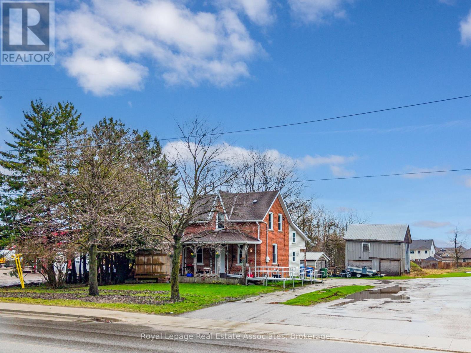 557 MAIN STREET E - 4