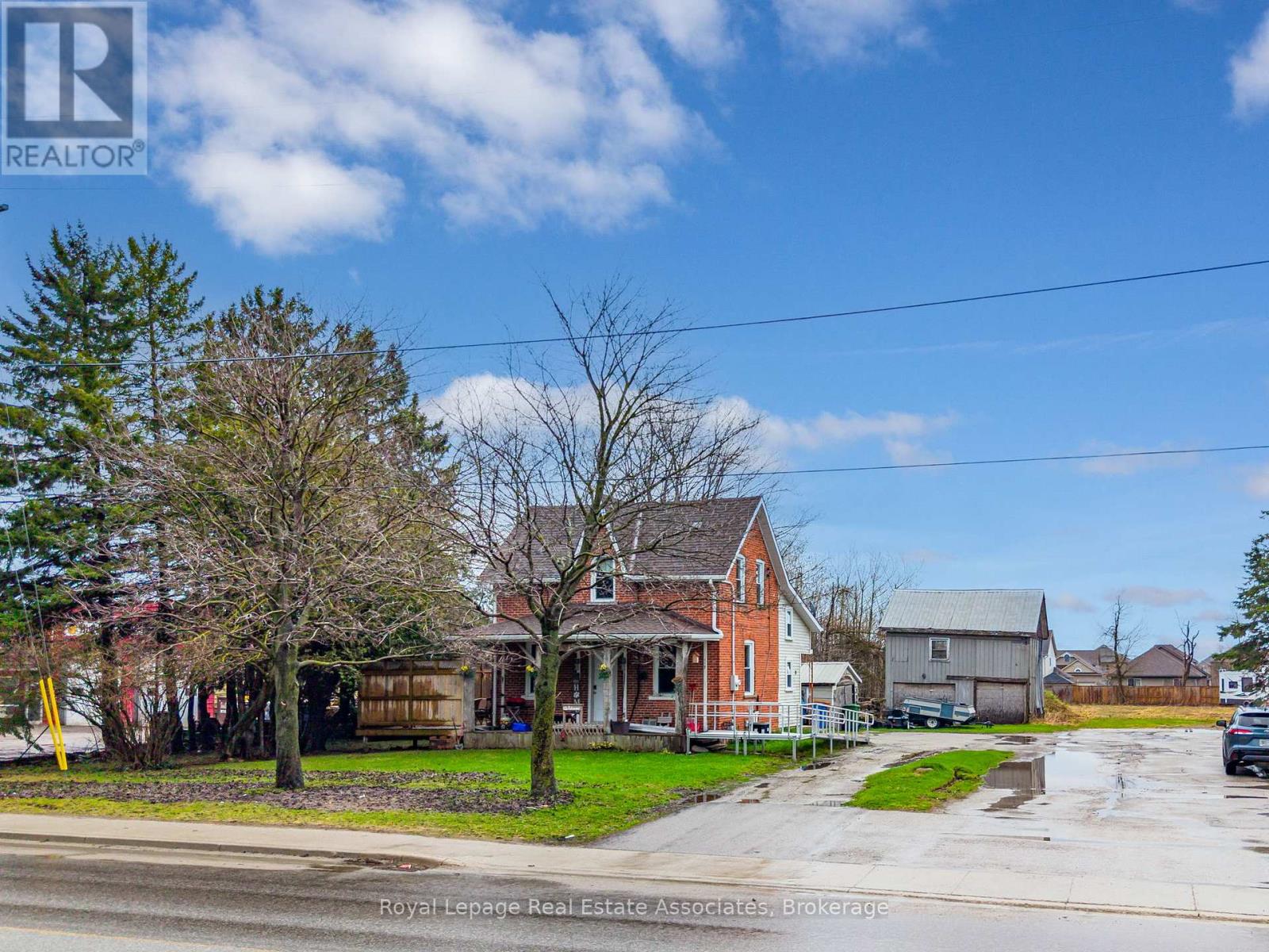557 MAIN STREET E - 44