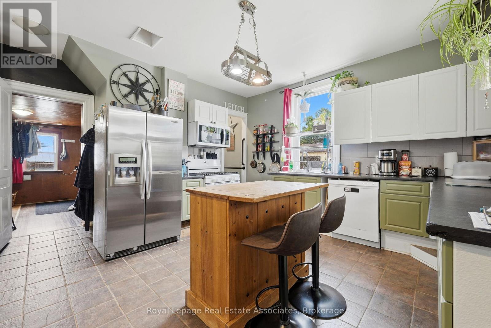 557 MAIN STREET E - 7