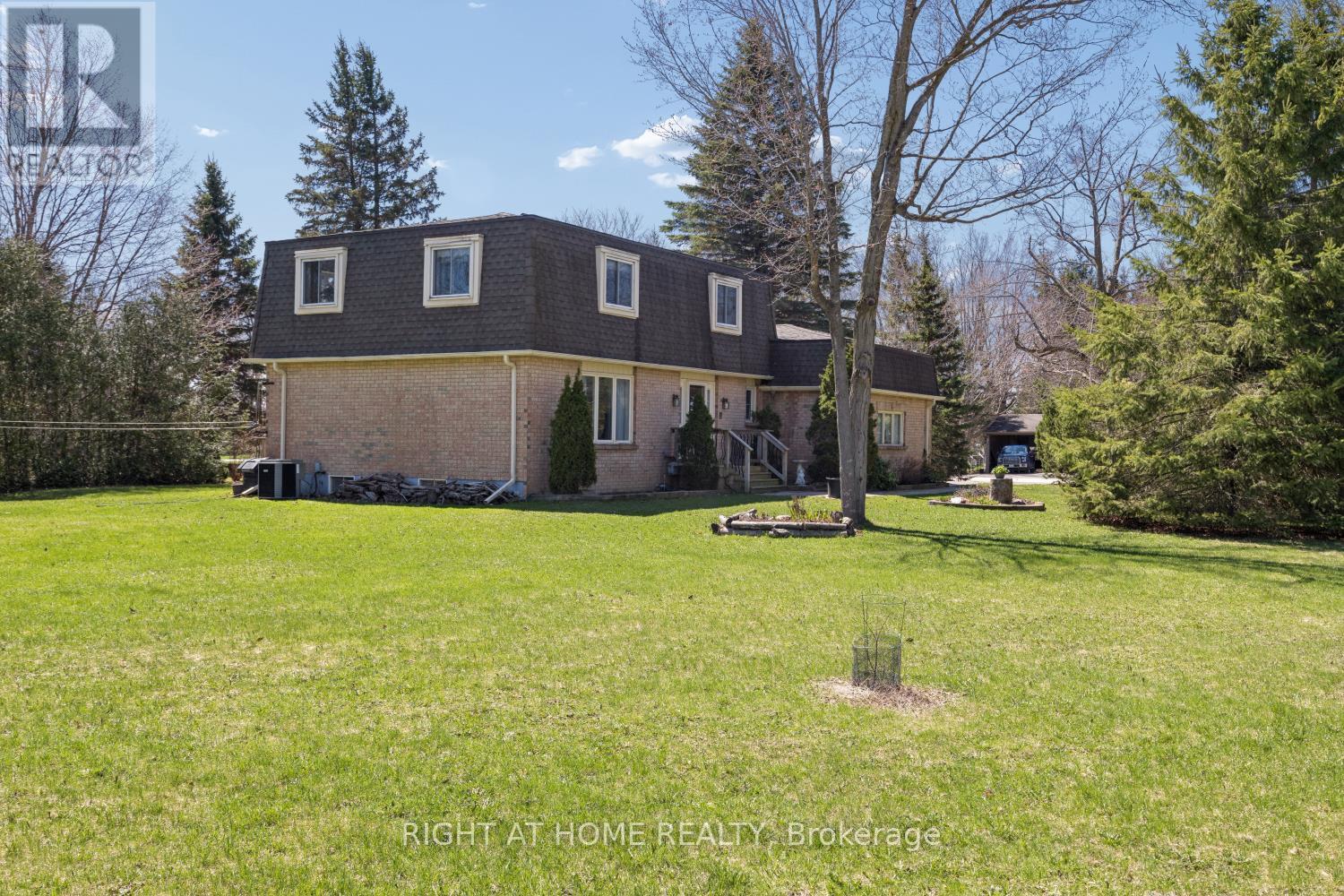 121 ROBMAR CRESCENT - 1