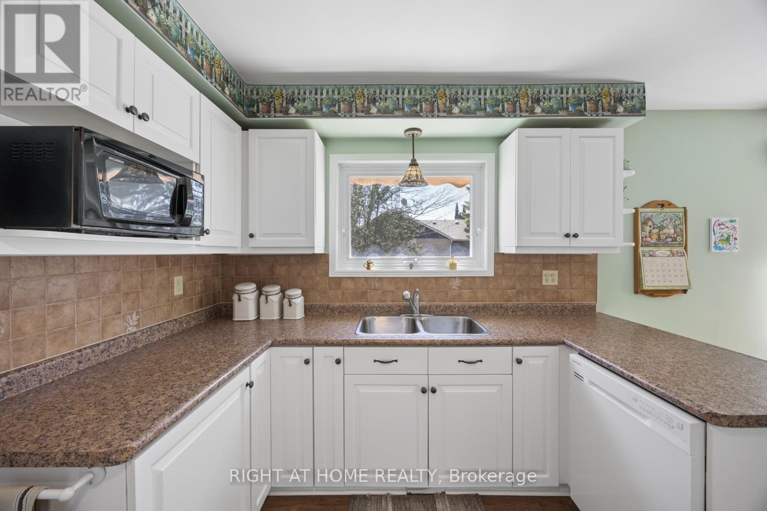 121 ROBMAR CRESCENT - 17