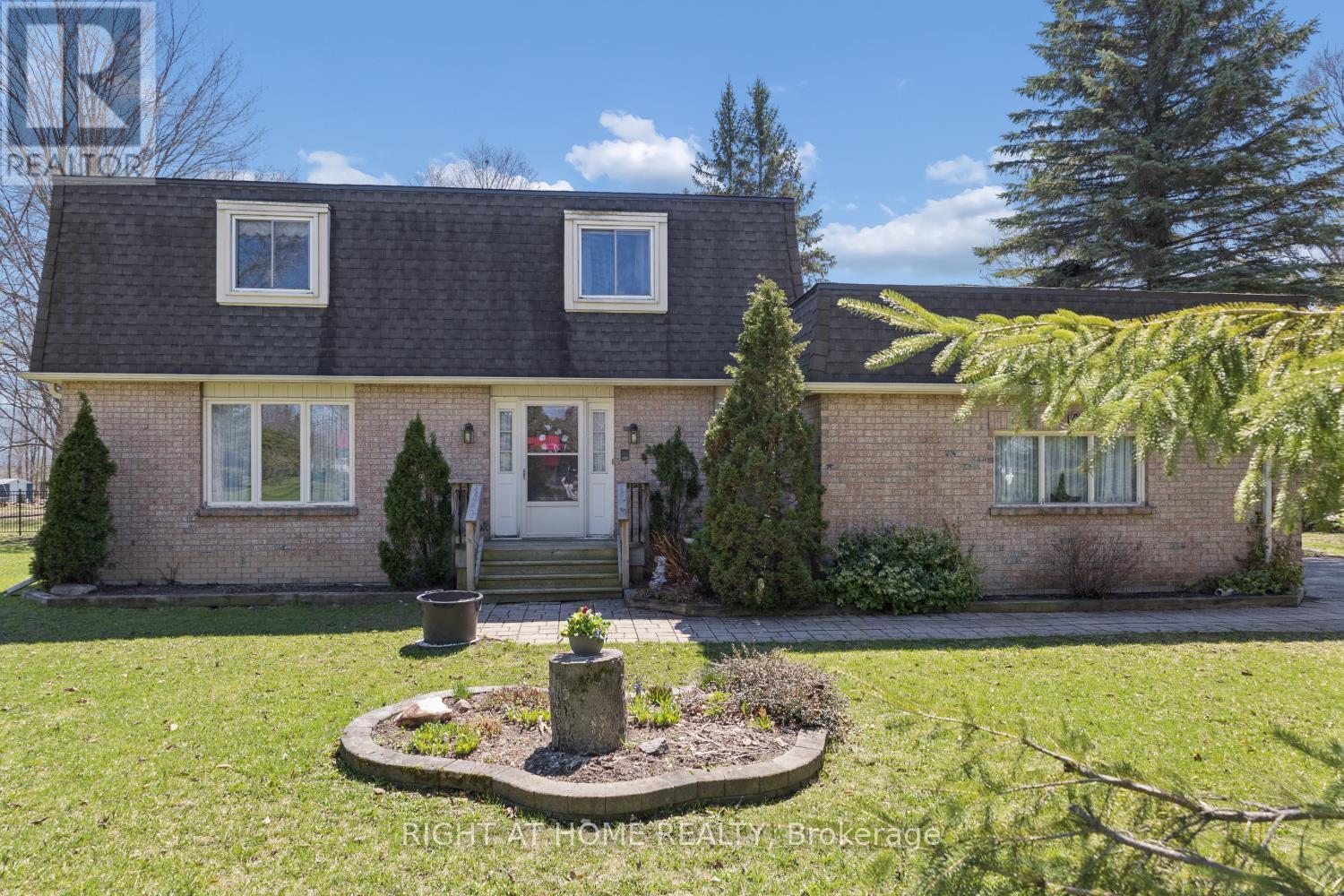121 ROBMAR CRESCENT - 2