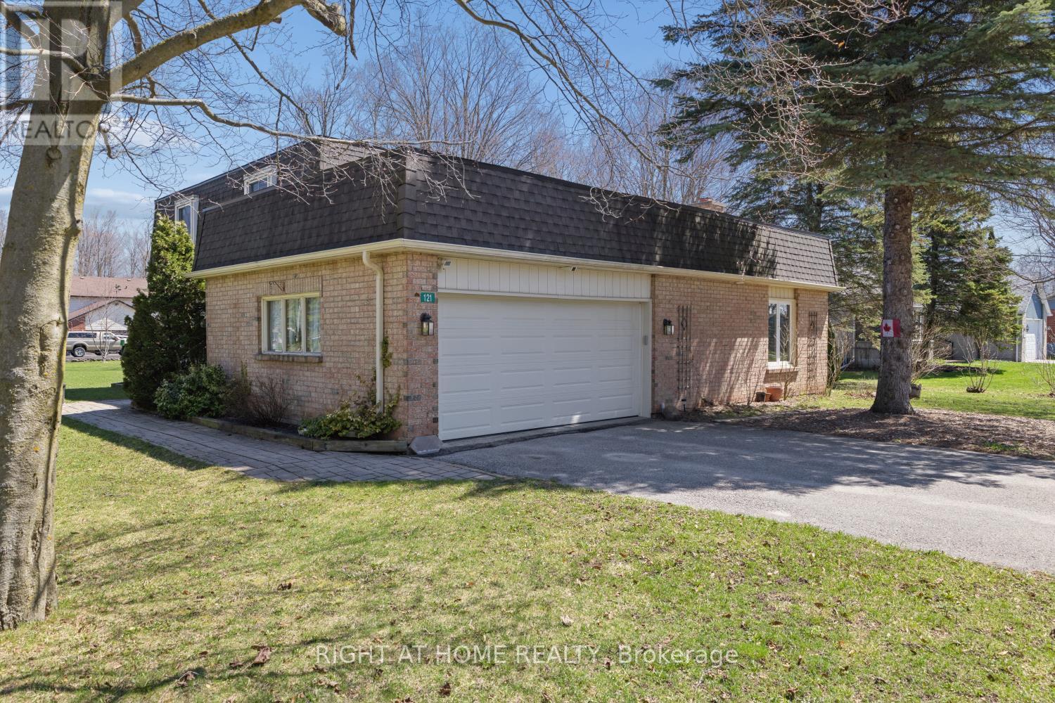 121 ROBMAR CRESCENT - 3