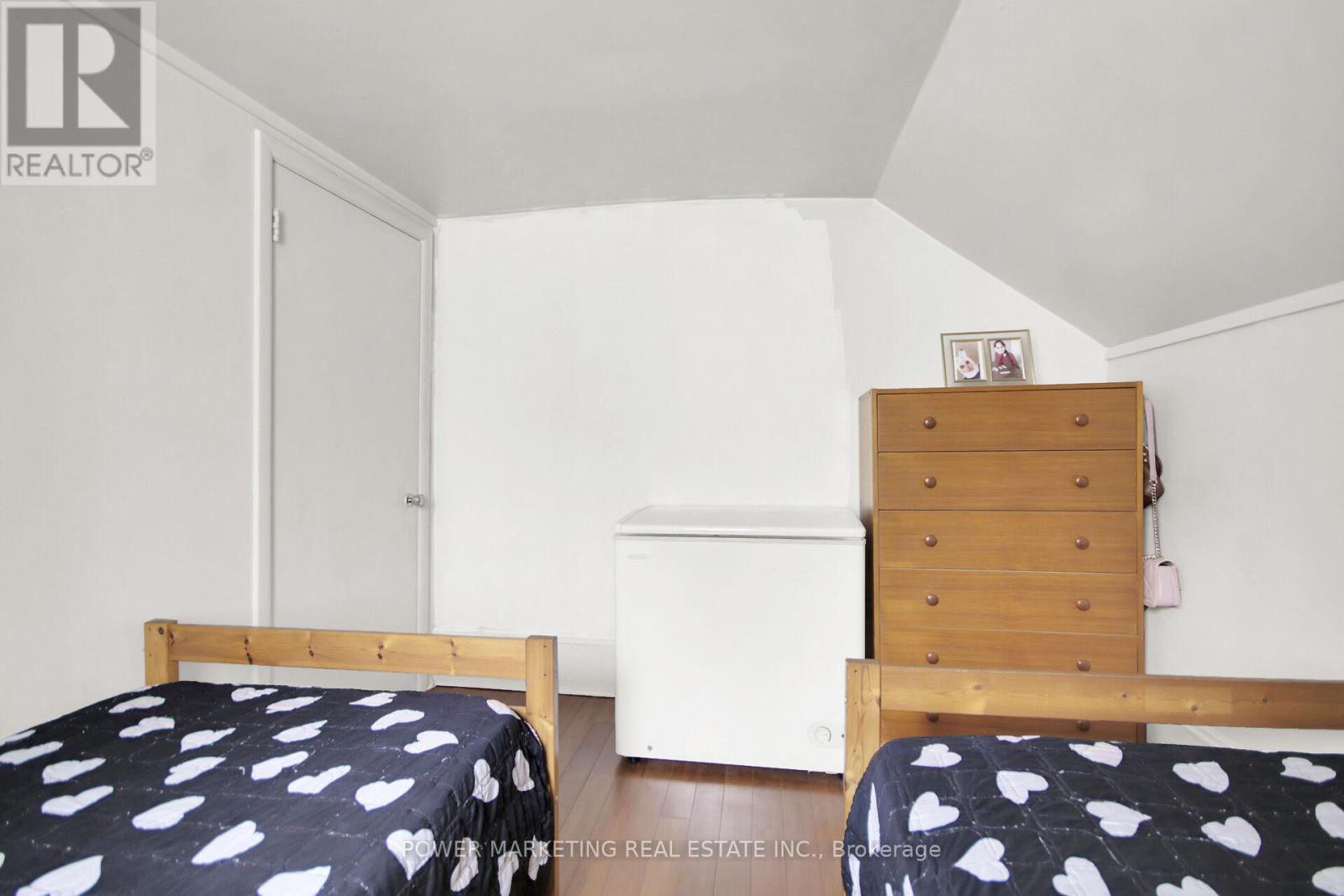 78 ORMOND STREET — photo 32
