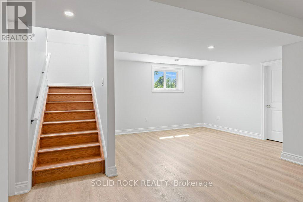 Hardwood sts to lower level/possible in-law suite