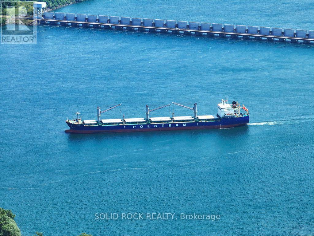Seaway Lock - St. Lawrence River 2 km south!