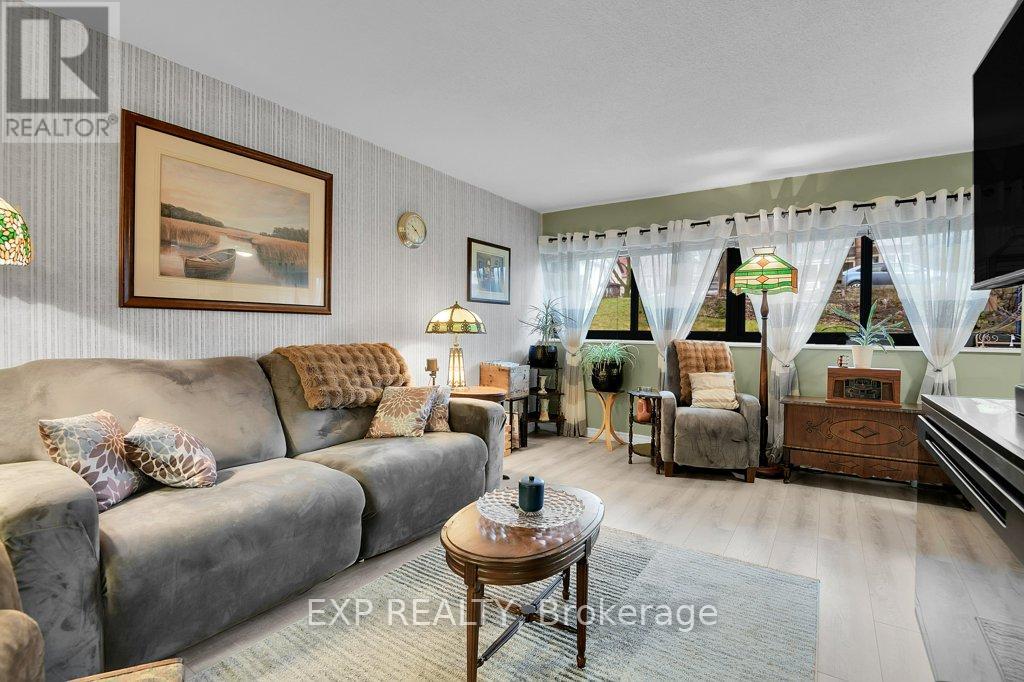 #304 109 KING STREET E - 13