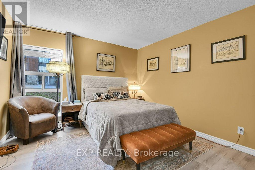 #304 109 KING STREET E - 23