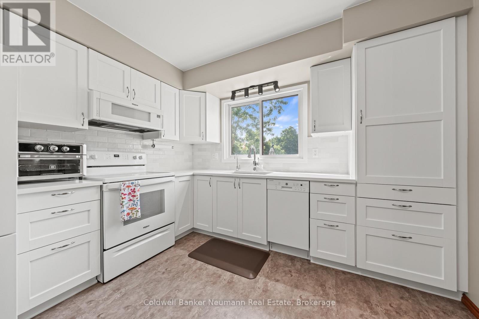 61 BELLEVUE STREET — photo 17