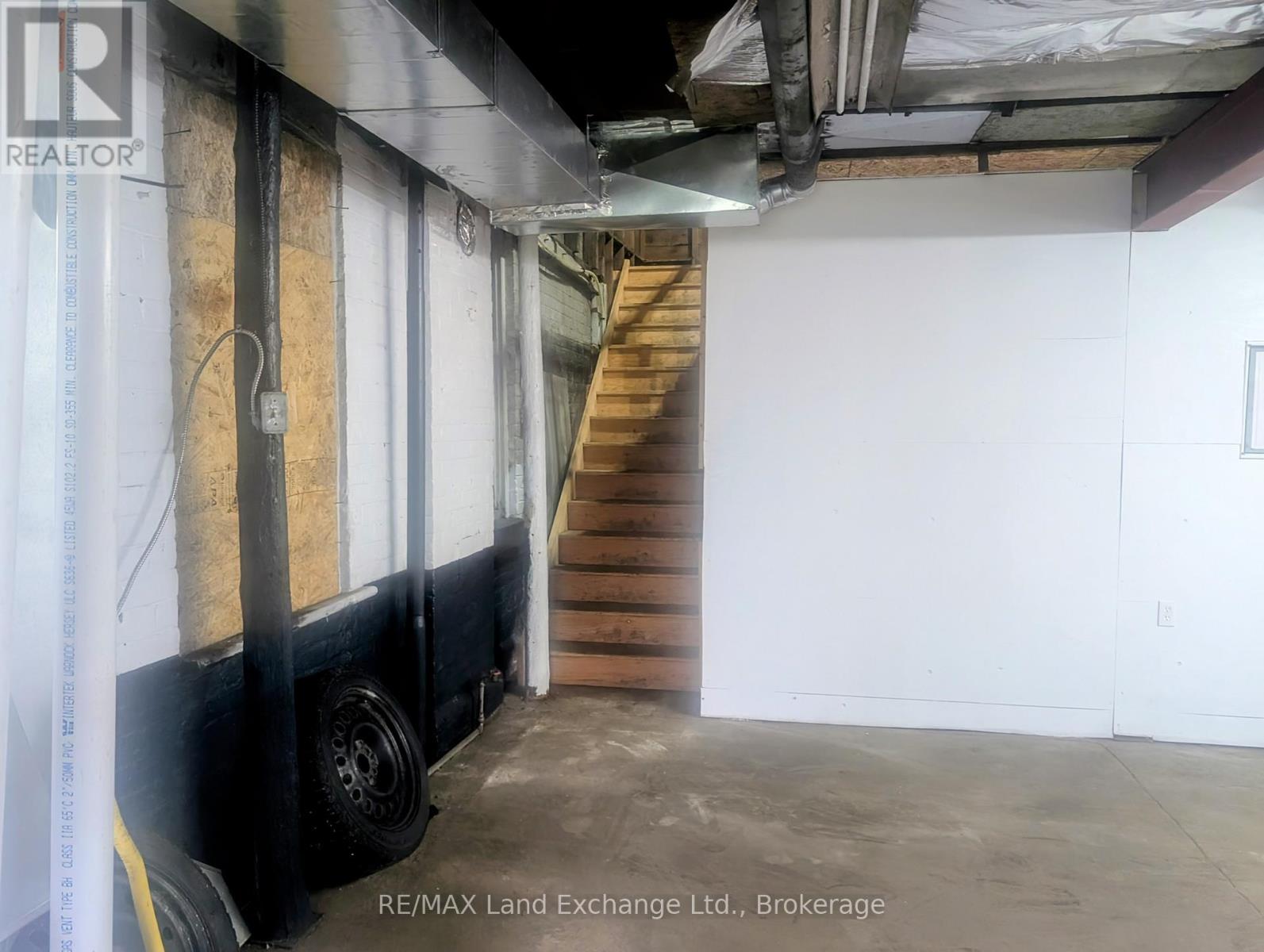 Solid newer staircase