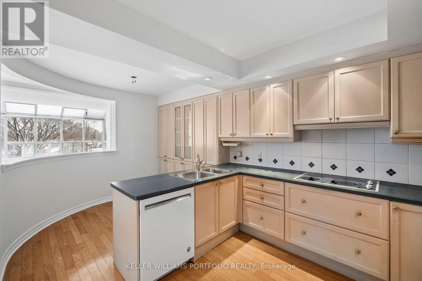 #702 2727 YONGE STREET - 12