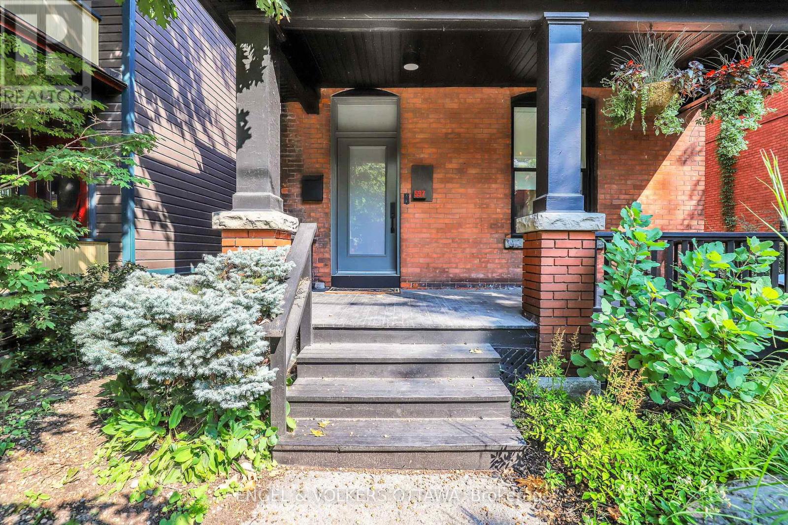 597 MACLAREN STREET - 34