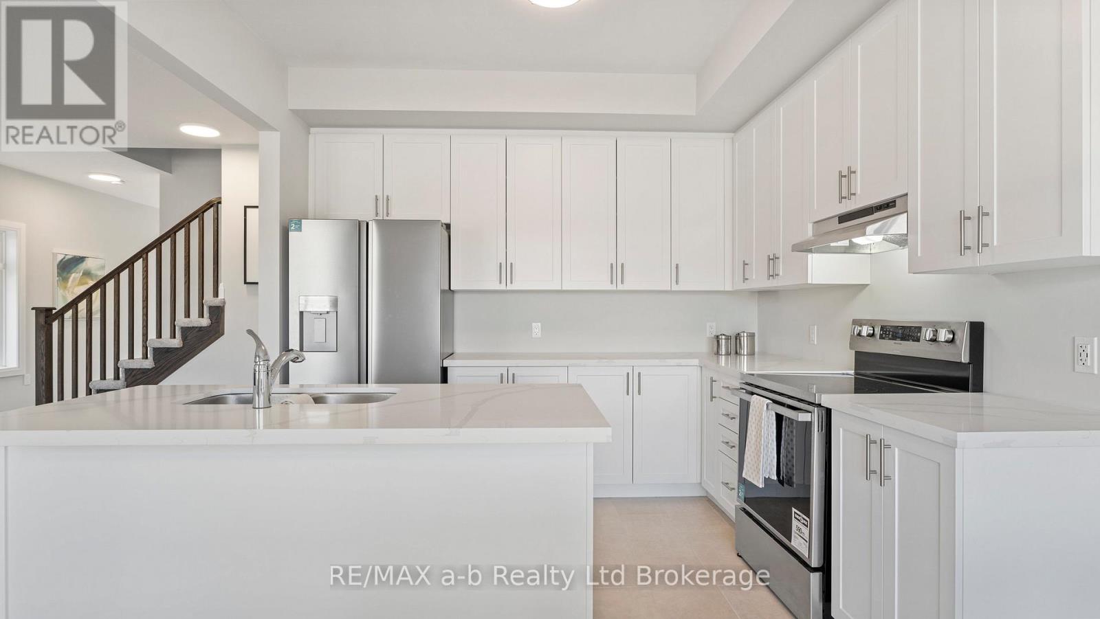 82 CAYLEY STREET — photo 10