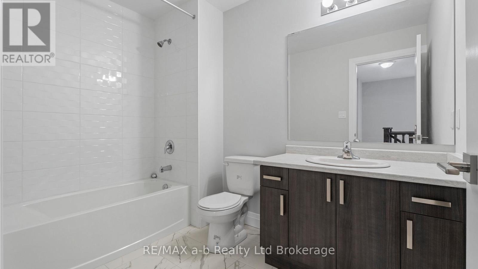 82 CAYLEY STREET — photo 17