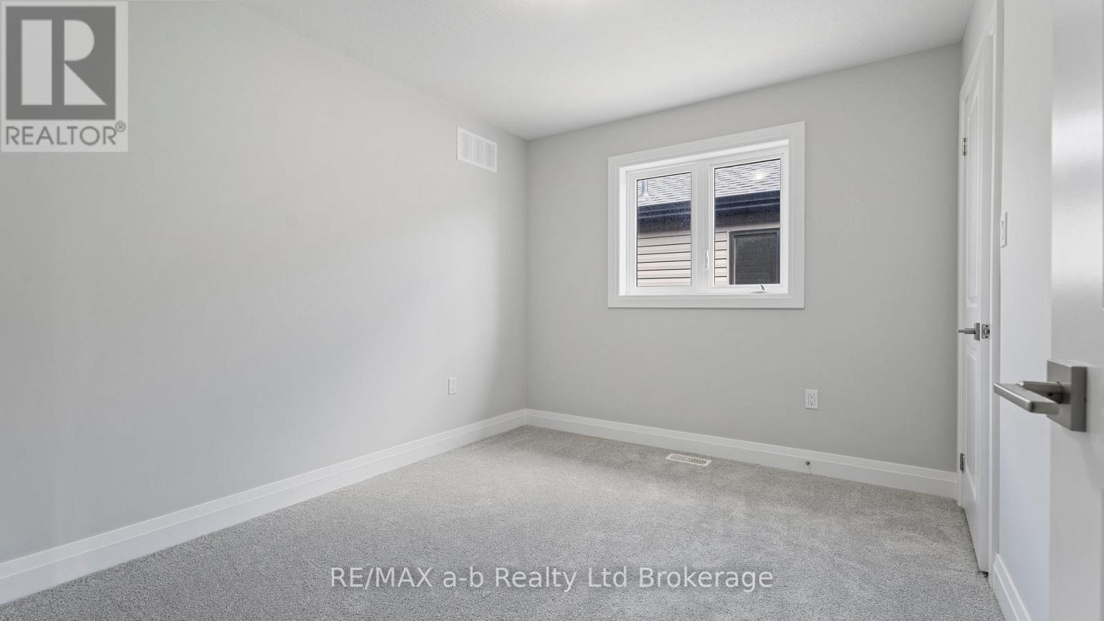 82 CAYLEY STREET — photo 21