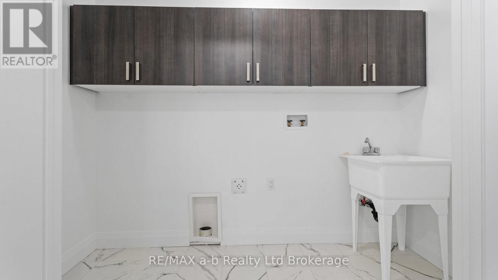 82 CAYLEY STREET — photo 25