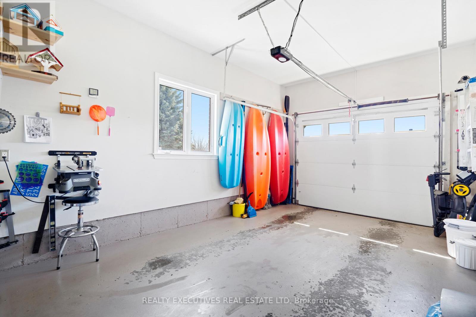 1-Car Garage with workbench & heater