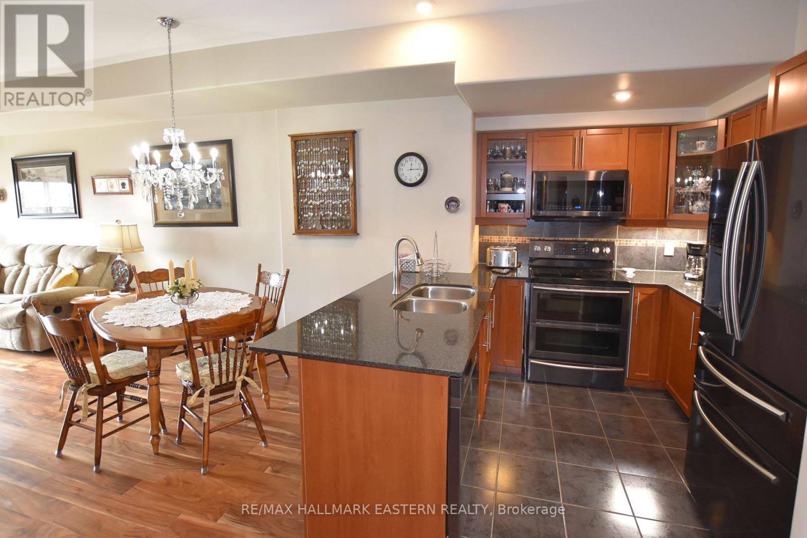 PH10 - 869 CLONSILLA AVENUE — photo 6