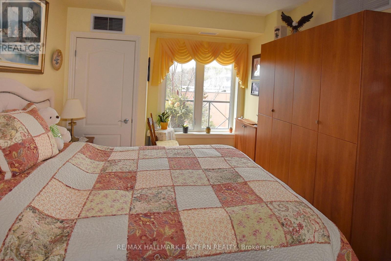 PH10 - 869 CLONSILLA AVENUE — photo 9