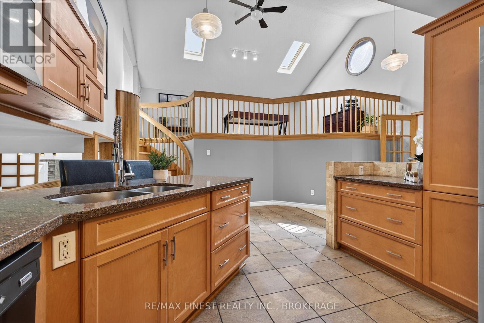 2 CREIGHTON DRIVE — photo 15