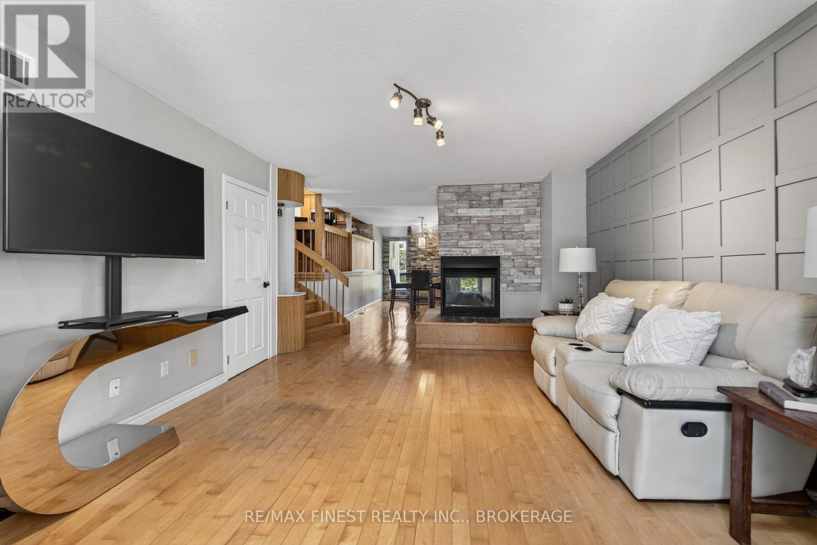 2 CREIGHTON DRIVE — photo 20