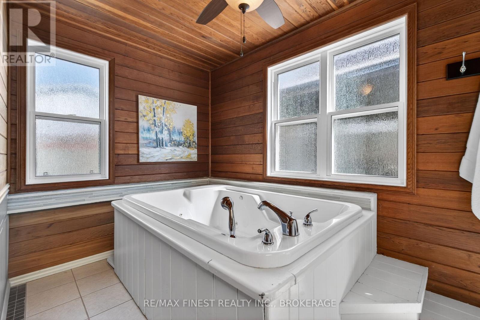 2 CREIGHTON DRIVE — photo 28