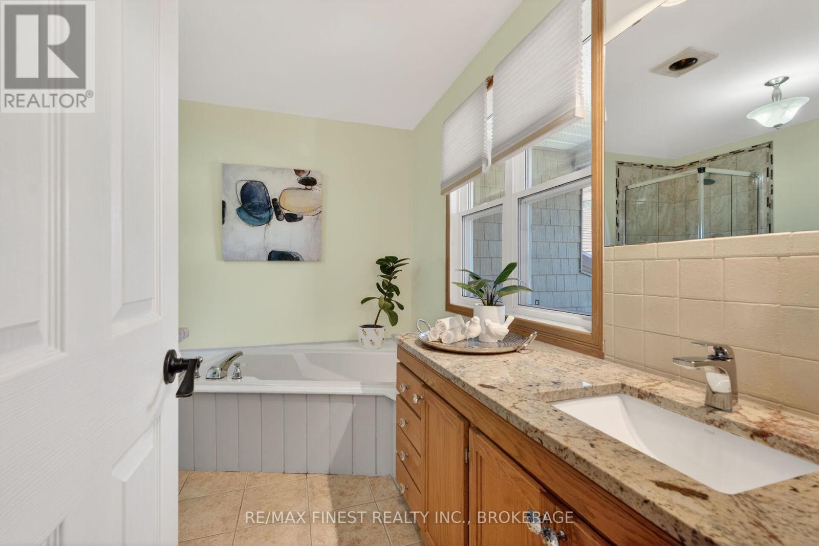 2 CREIGHTON DRIVE — photo 39