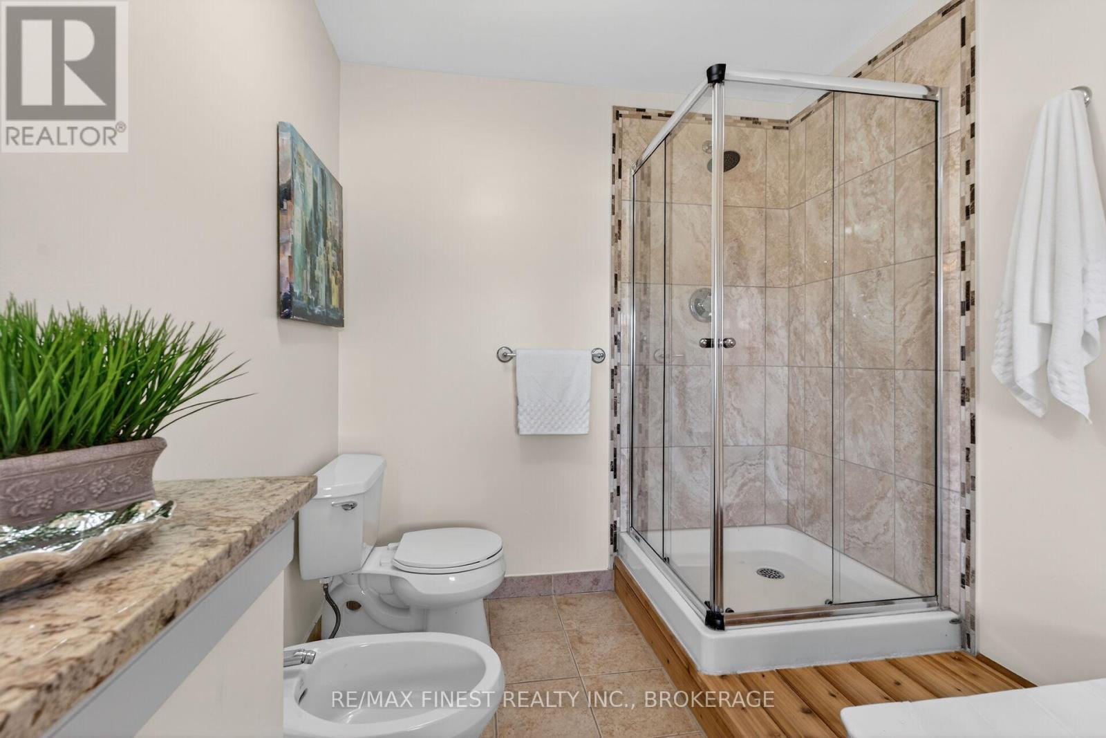 2 CREIGHTON DRIVE — photo 40