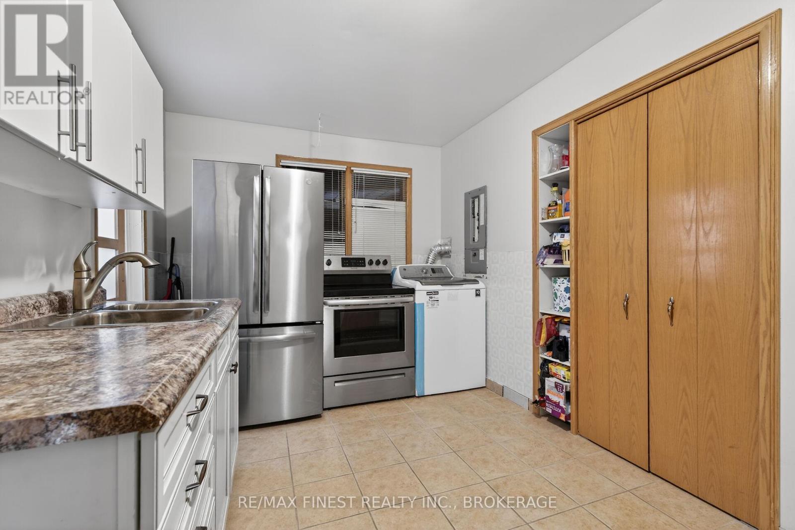 2 CREIGHTON DRIVE — photo 44