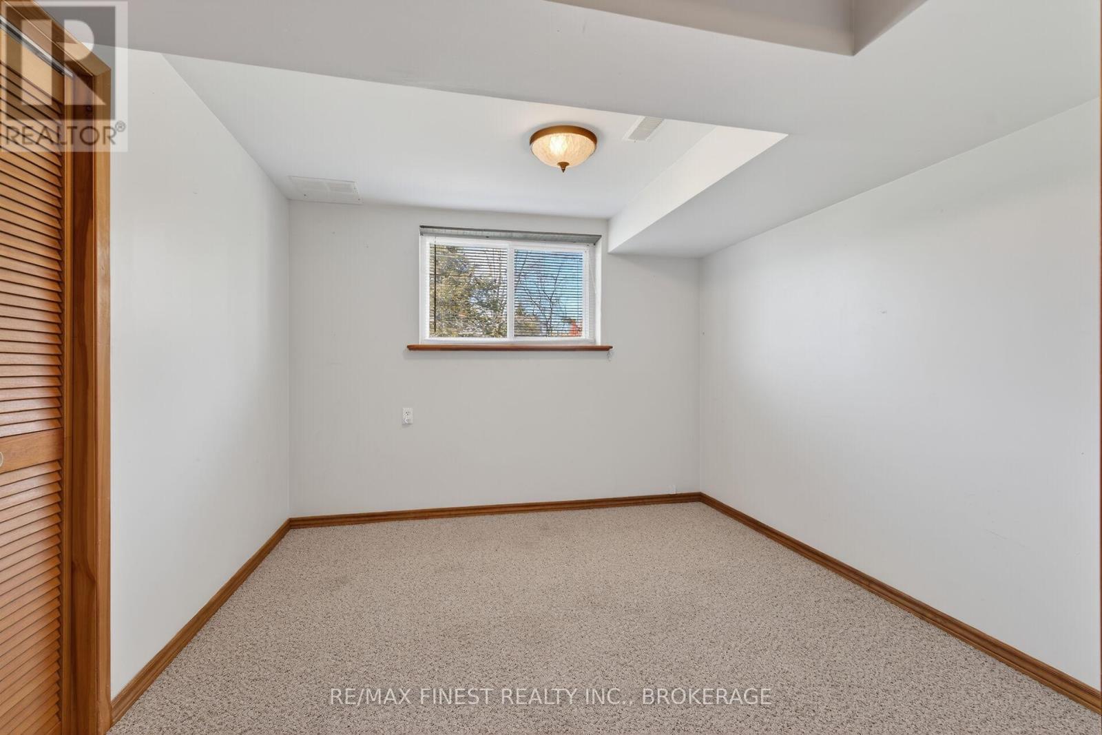 2 CREIGHTON DRIVE — photo 46