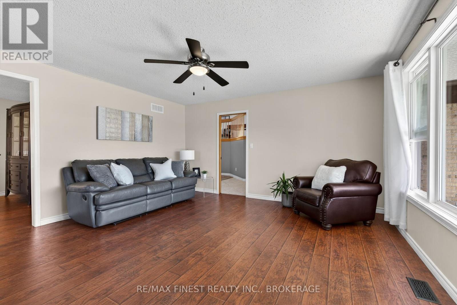 2 CREIGHTON DRIVE — photo 9