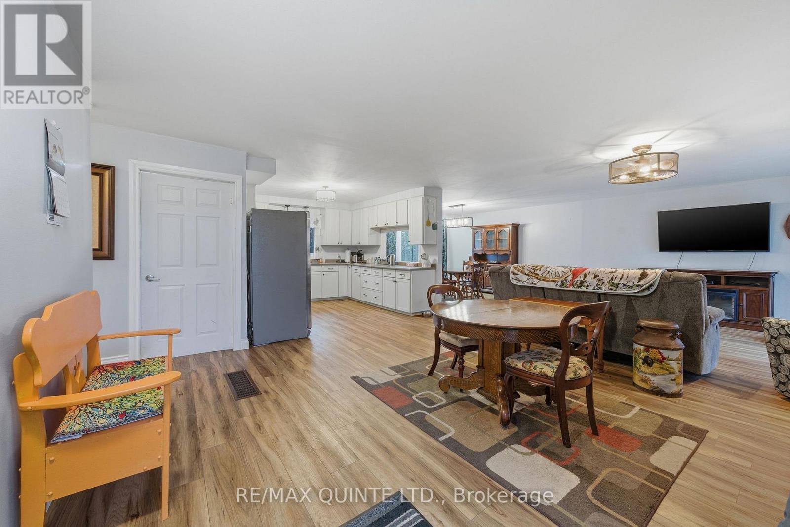 1809 VICTORIA ROAD — photo 5