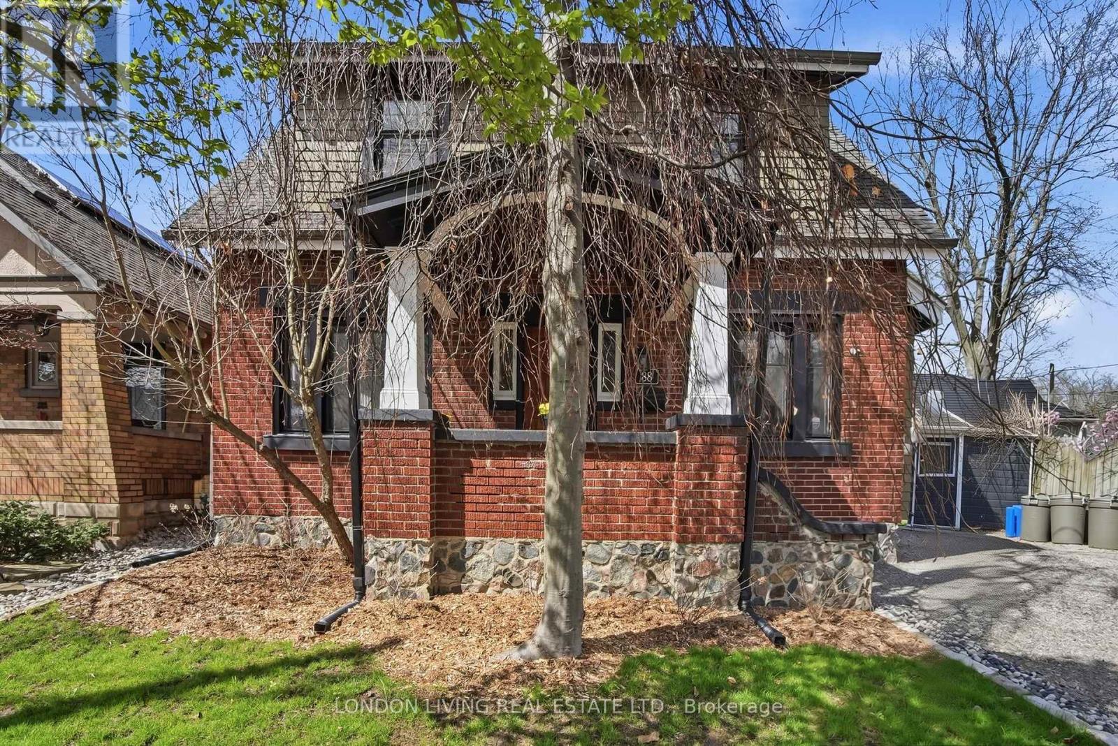 88 TECUMSEH AVENUE E - 2