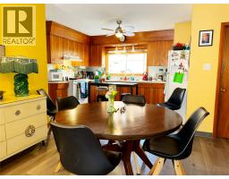 Kitchen - 214 Wellington Avenue, Warfield, BC V1R2K5 Photo 8