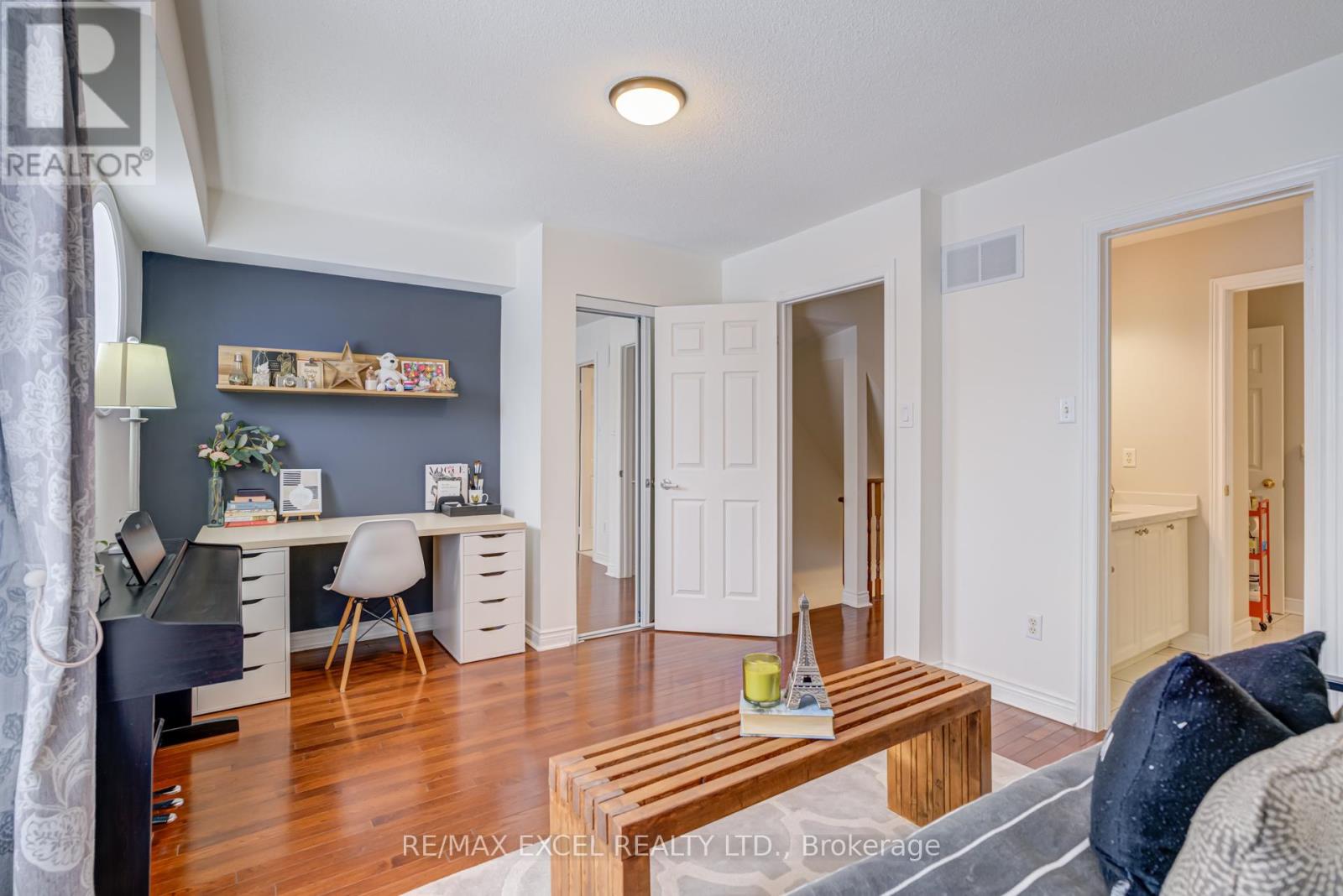 #37 18 CLARK AVENUE W - 23