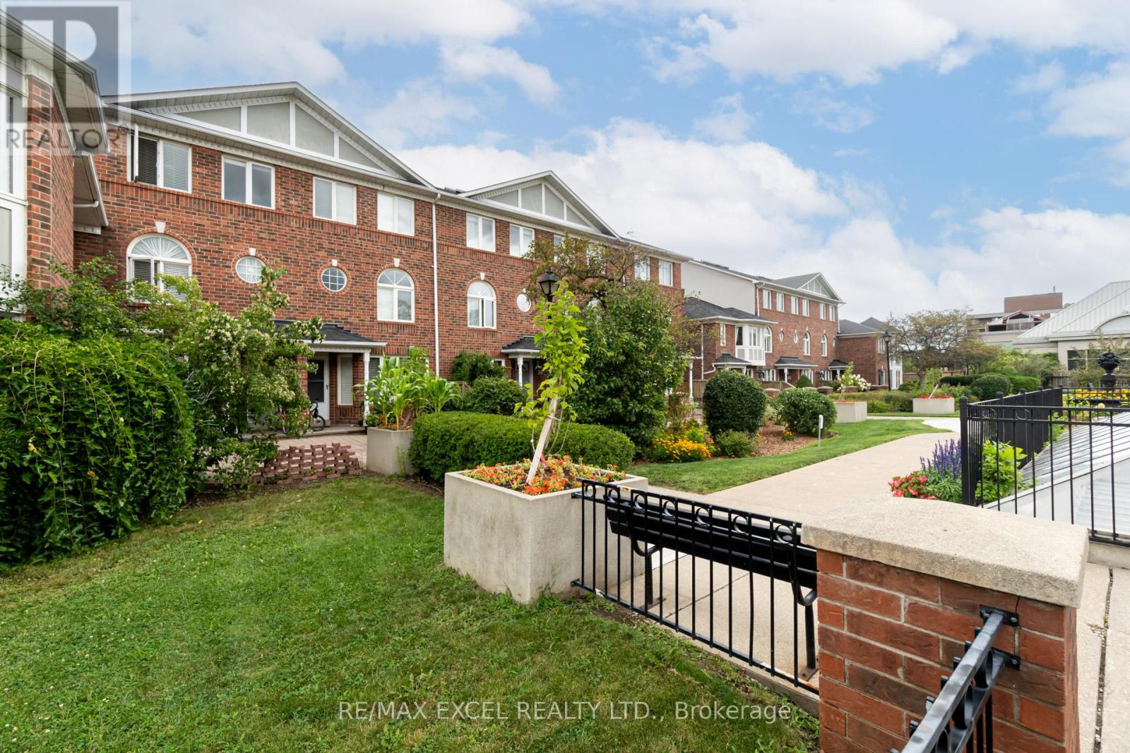 #37 18 CLARK AVENUE W - 50